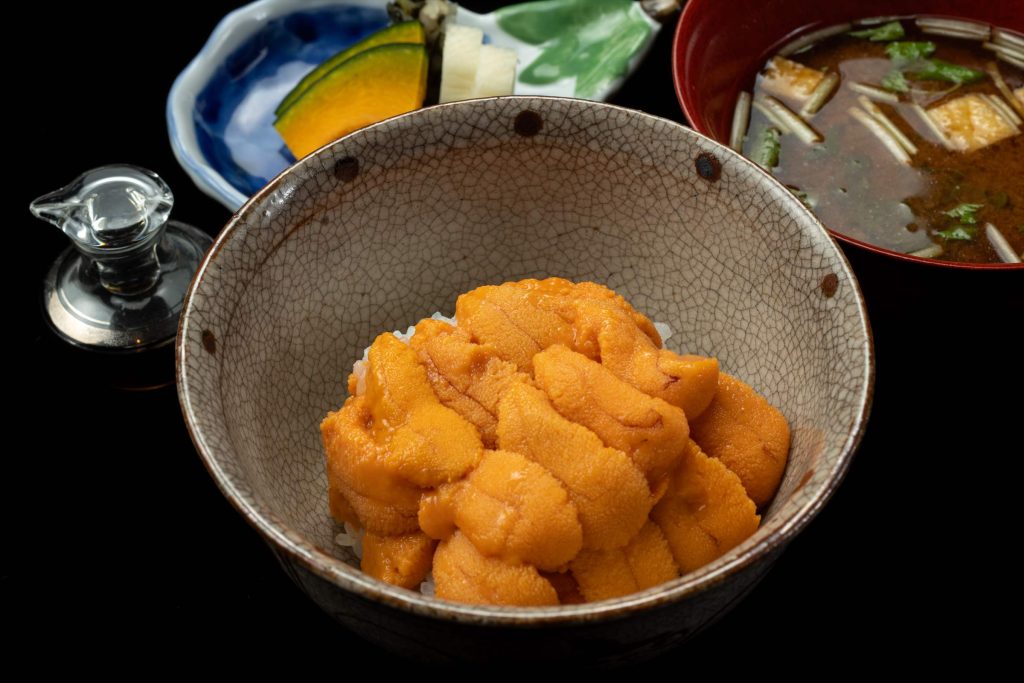 ごはんを覆い尽くすウニに贅沢卵かけご飯