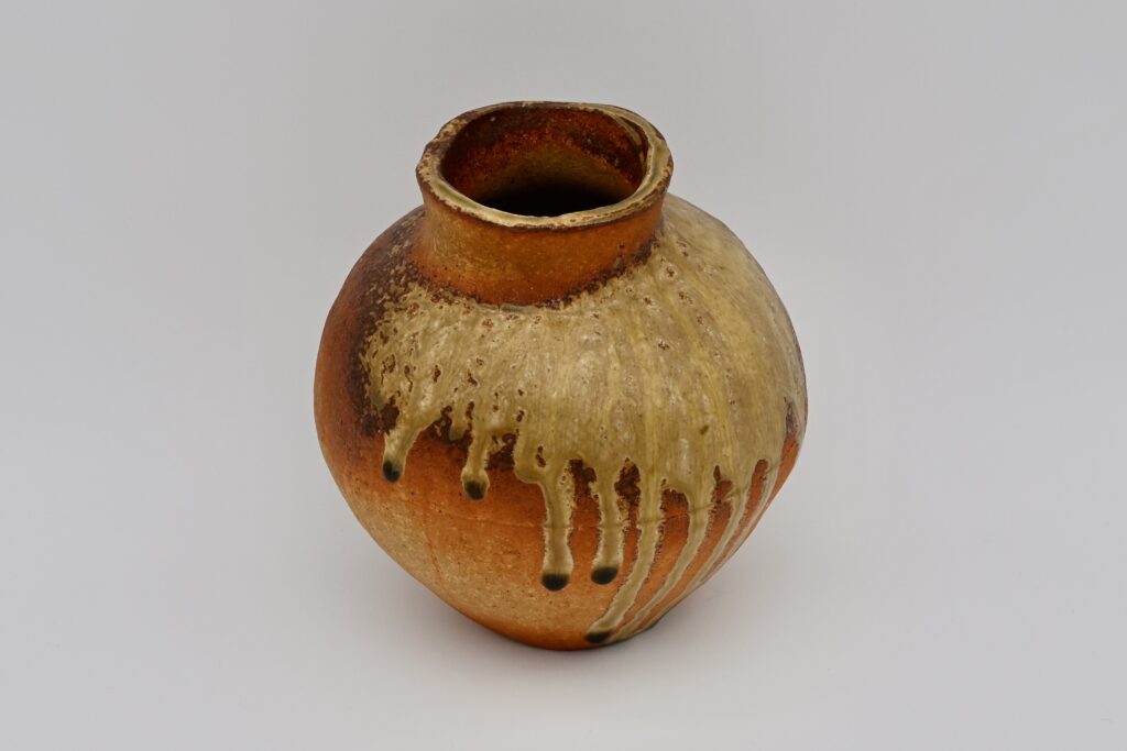 15.北大路魯山人 灰釉丸壺（信楽灰被）