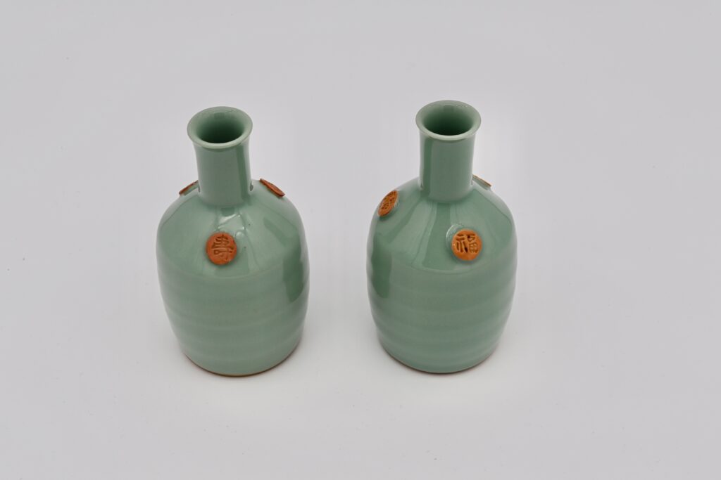 青瓷酒瓶 1対（共箱）