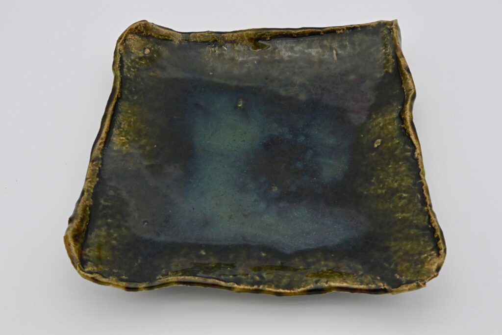 於里辺碧玉釉叩文角皿（黒田陶々庵箱）