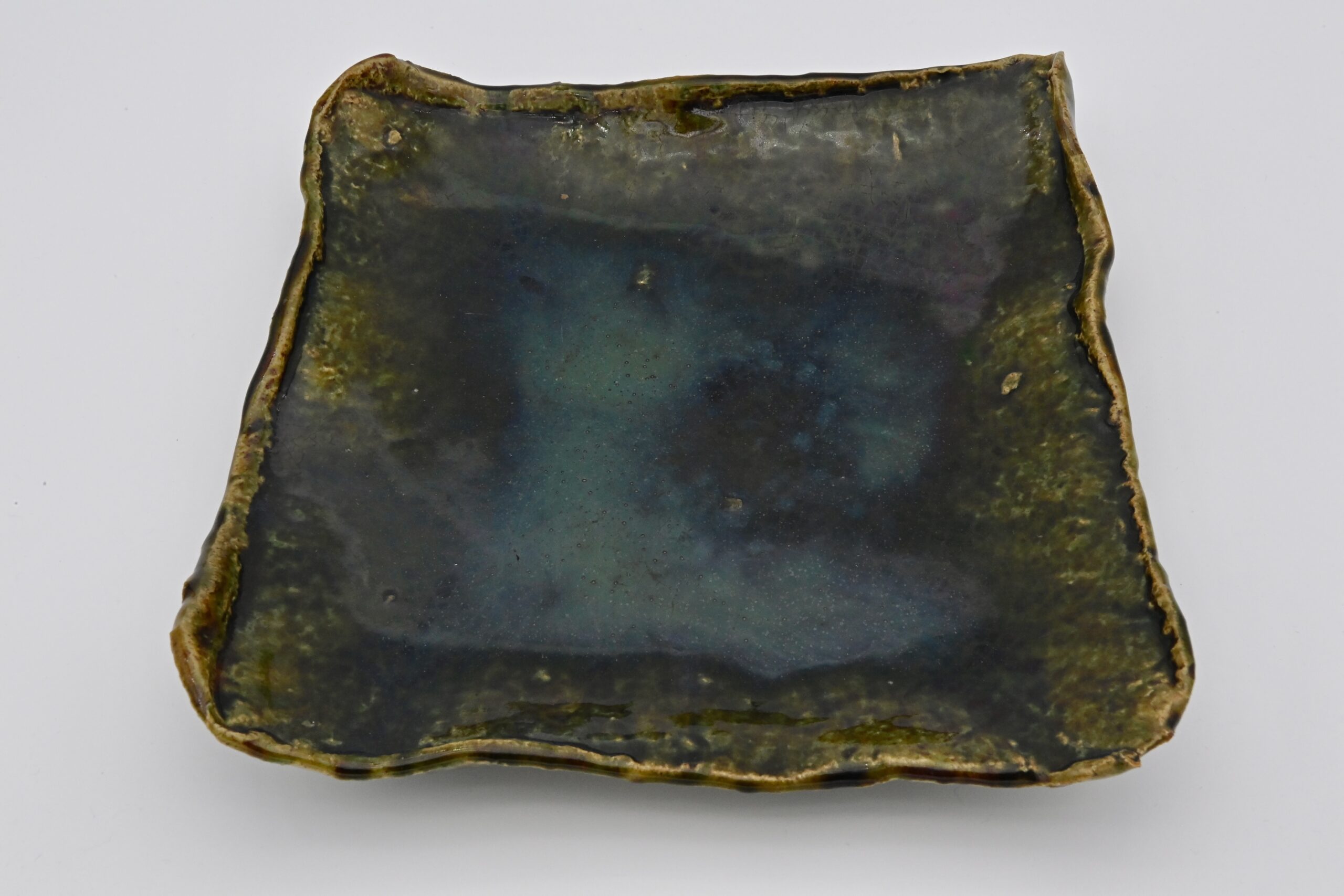 於里辺碧玉釉叩文角皿（黒田陶々庵箱）