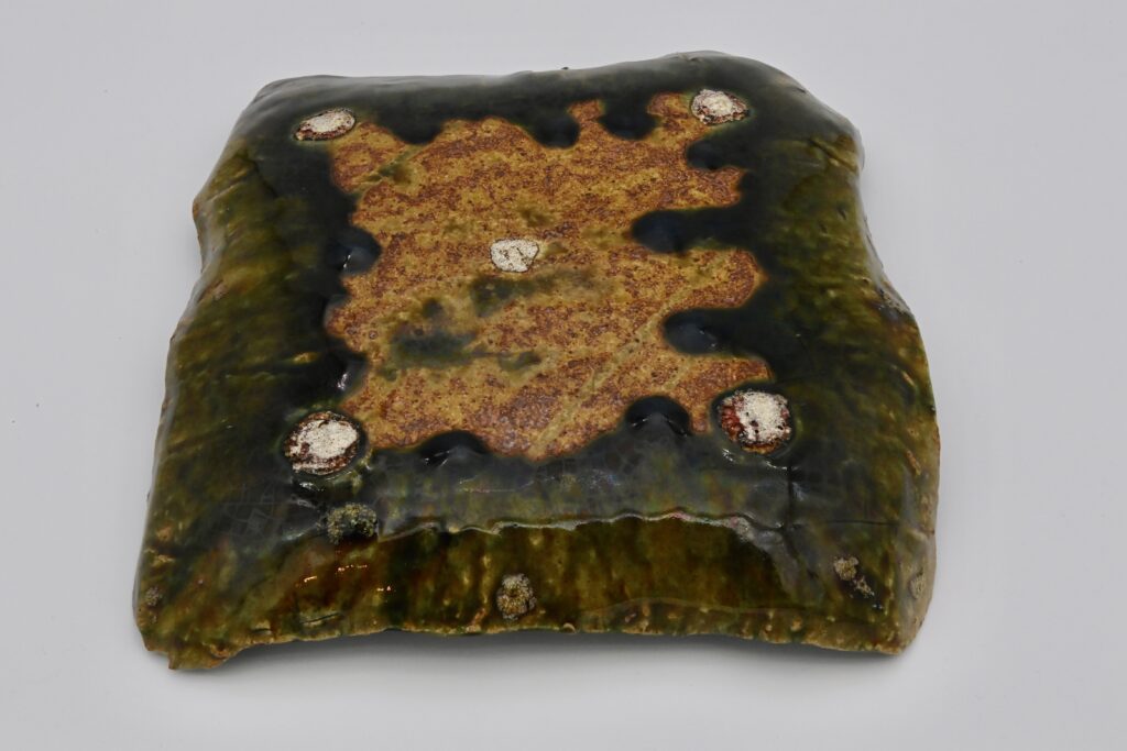 於里辺碧玉釉叩文角皿（黒田陶々庵箱）